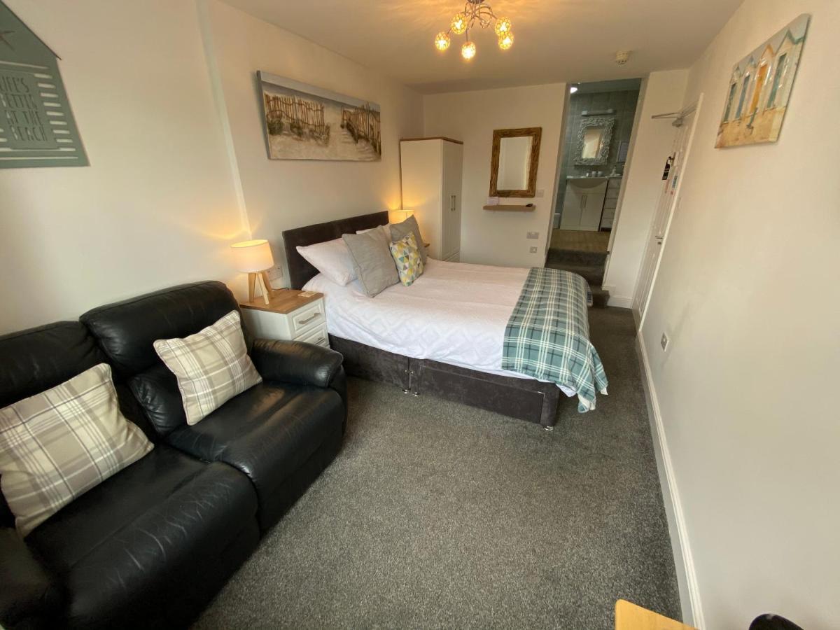 Coach Guest House Tenby Exterior photo